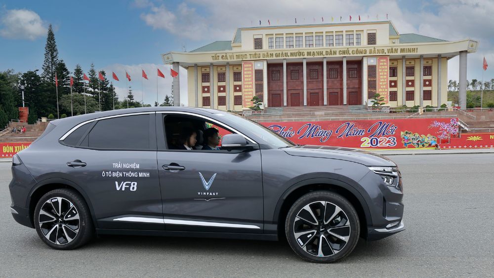 Chia sẻ về khả năng vận hành VinFast VF 8 khách hàng showroom VinFast Lai Châu